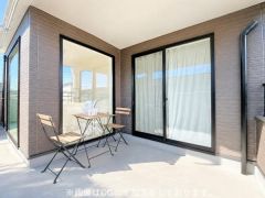 バルコニーは屋根付きでとても広々