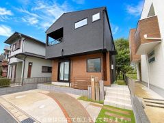 門柱等がお洒落な外構の戸建てです