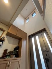 高い位置から自然光を取り込み明るく開放的