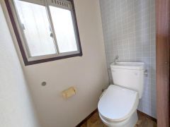 換気用窓のあるトイレ