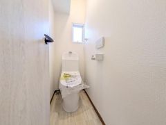 小窓付の明るいトイレ