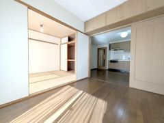 ダイニングキッチン横の4.5帖洋室