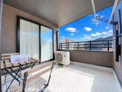 バルコニーは屋根付きでとても広いです