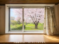 キッチンの後ろの窓からは樹木園の桜