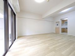 大きい窓から日の光がたくさん入るLDK